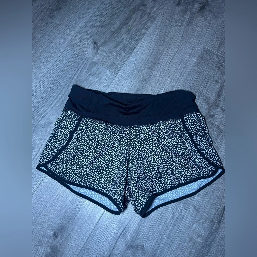 LULULEMON Run Times Shorts 4" Miss Mosaic Black / Black size 6 - Picture 2 of 3